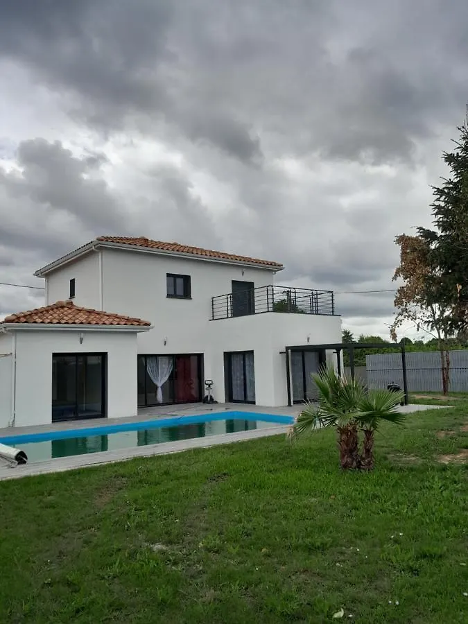 Maison Villa Entiere T5 Avec Piscine Bressols 0*,  Frankrike